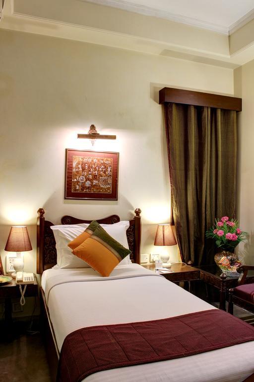 Palace On Ganges - Heritage Hotel Varanasi Exterior photo
