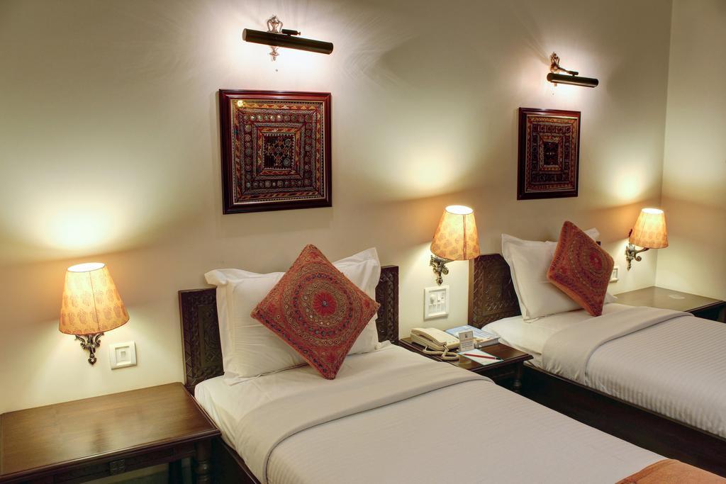 Palace On Ganges - Heritage Hotel Varanasi Exterior photo